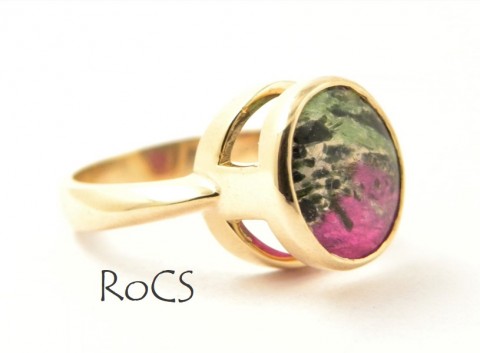 Ruby Rock rub set in gold image